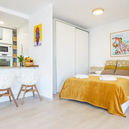 Shared Pool 50 M From The Beach *